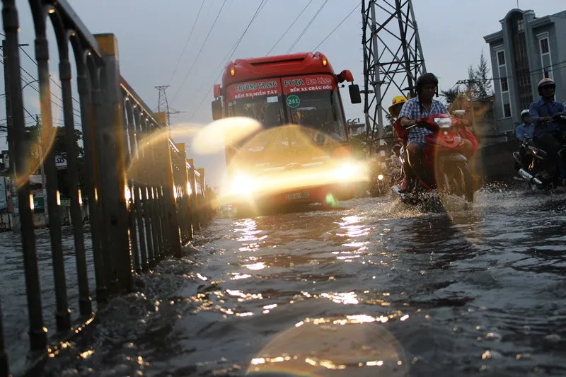 Đường Kinh Dương Vương thành sông sau cơn mưa ngắn ảnh 10